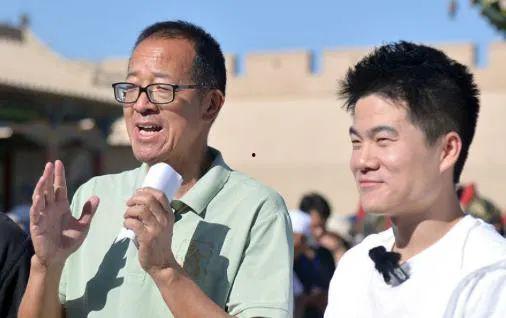 董宇辉吃瓜吃自己头上,幽默化解尴尬场面