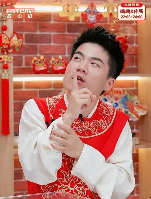 董宇辉吃瓜吃自己头上,幽默化解尴尬场面