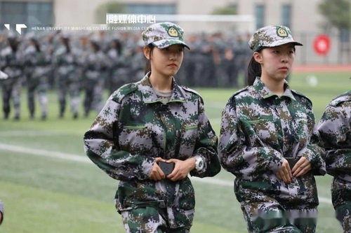 军训吃瓜真香现场,一场别开生面的“吃瓜”盛宴