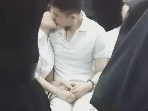 情侣kiss朋友吃瓜