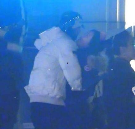 情侣kiss朋友吃瓜