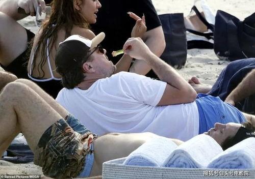 情侣kiss朋友吃瓜