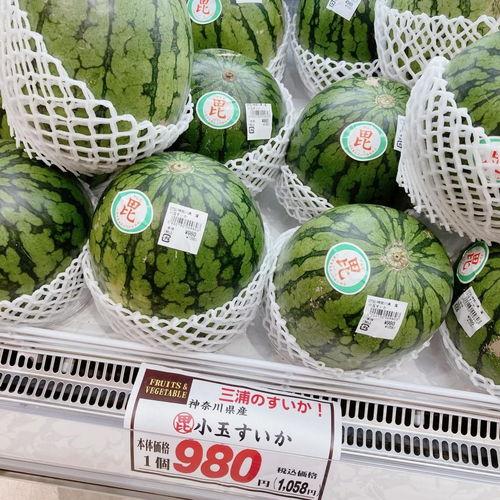 对照在大院吃瓜,一场别开生面的夏日盛宴